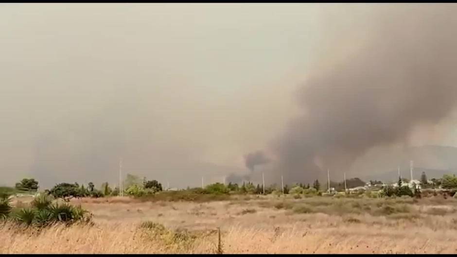El viento, humedad y calor dificultan la extinción del fuego en Sierra Bermeja