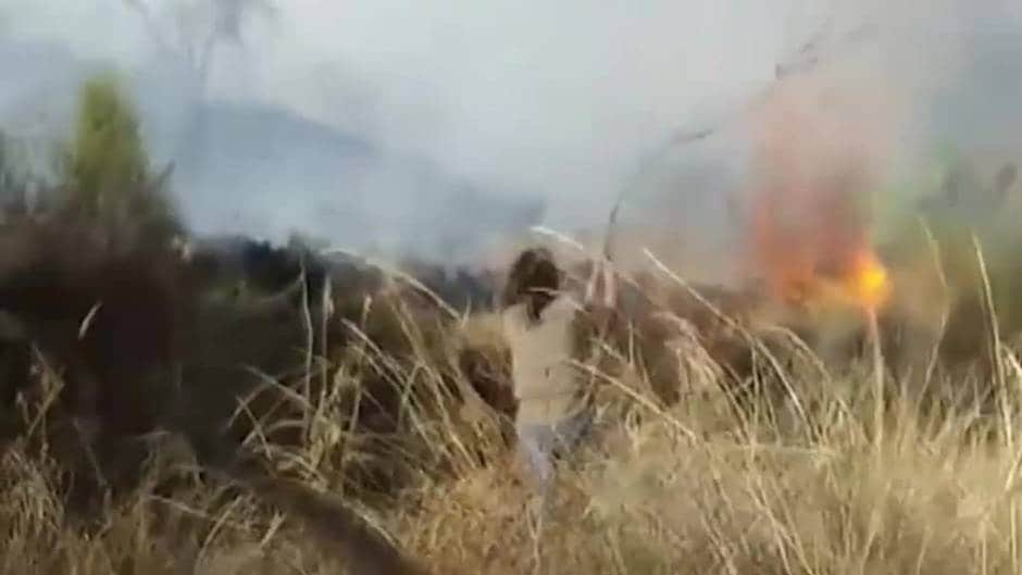 Impotencia entre los vecinos de Cuzco, en Perú, para apagar un incendio que amenaza sus hogres