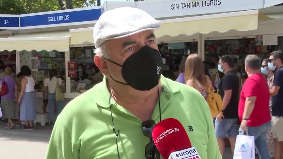 Largas colas en el primer sábado de la Feria del Libro de Madrid