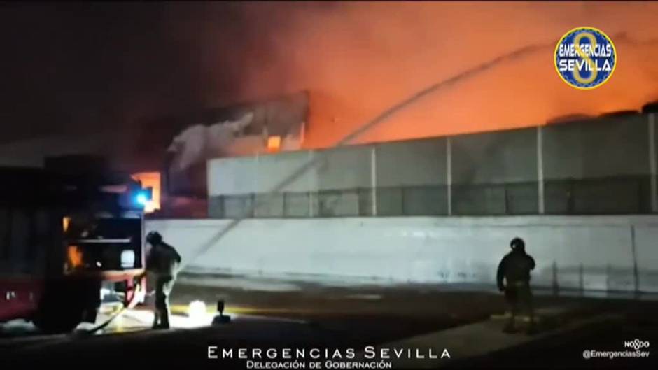 Un aparatoso incendio se desata en un polígono de Sevilla