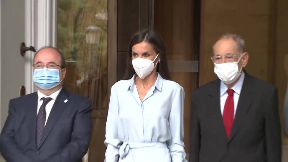 La Reina Letizia 'desafía' a la lluvia con un vestido azul cielo