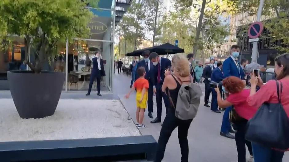 Sánchez habla con Illa junto a la sede del PSC tras acudir a la mesa de diálogo