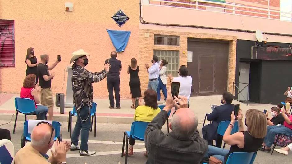 Madrid coloca una placa en La Elipa para homenajear al grupo de rock 'Burning'