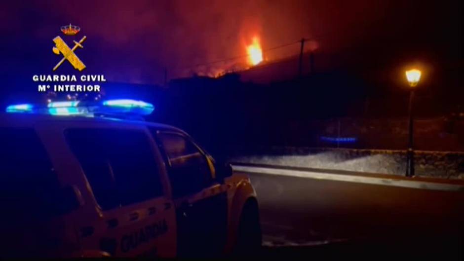 Noche volcánica de humo y fuego en La Palma