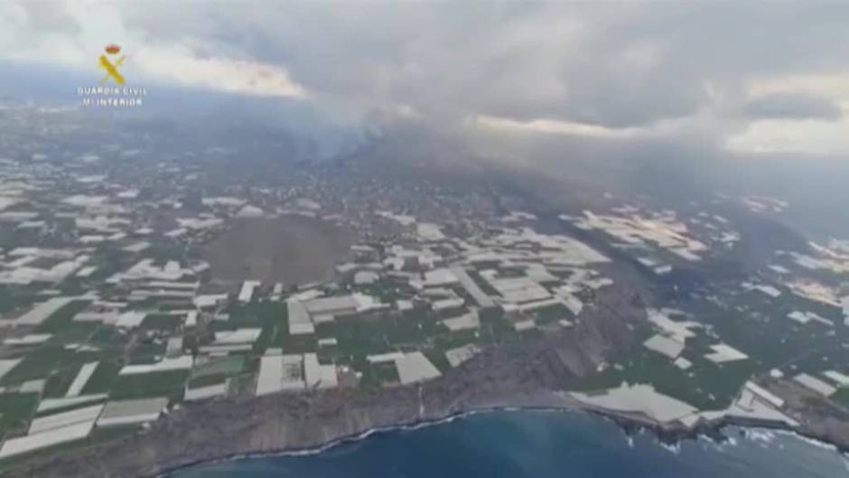 El avance de la lava arrasa cultivos y viviendas