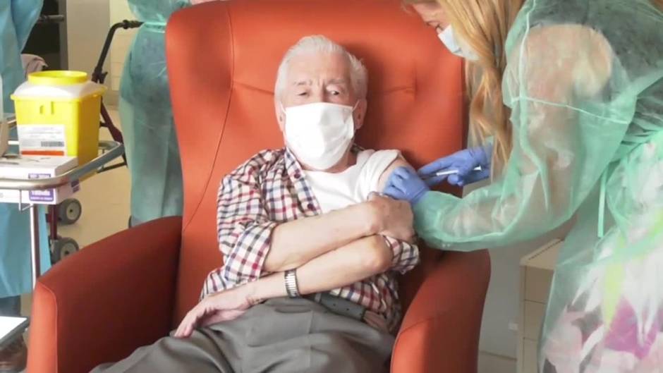 Antonio y Pilar, los primeros mayores de residencias que reciben la tercera dosis de la vacuna en Andalucía