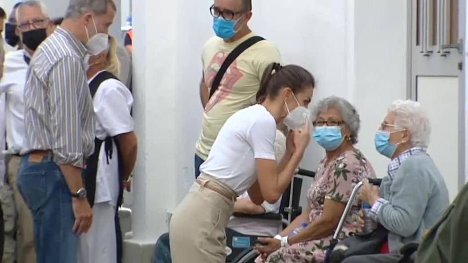 Los Reyes escuchan en Palma los testimonios de algunos evacuados por la erupción del volcán