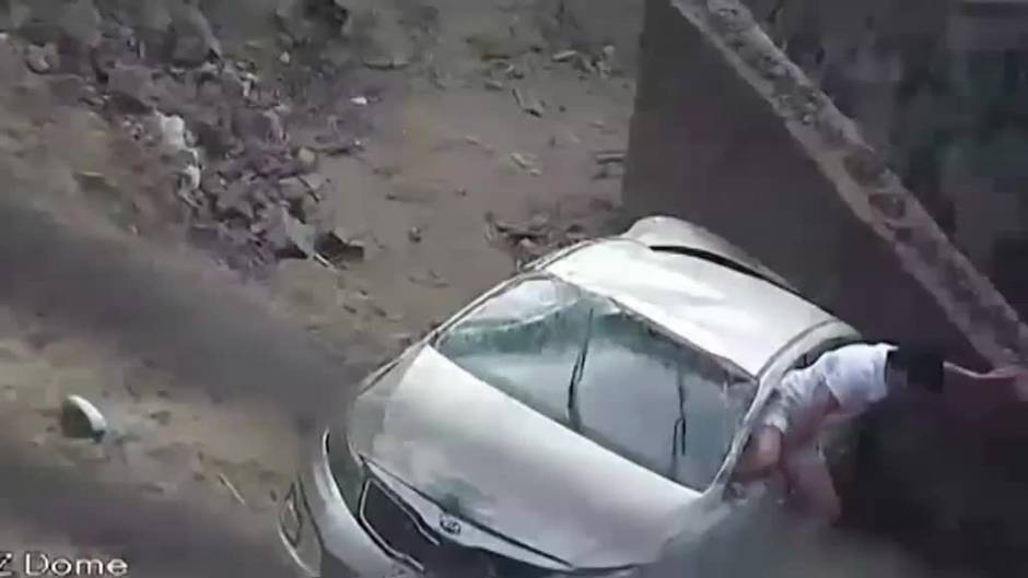 Sale ileso tras derrapar, caerse por un barranco y chocar contra un muro