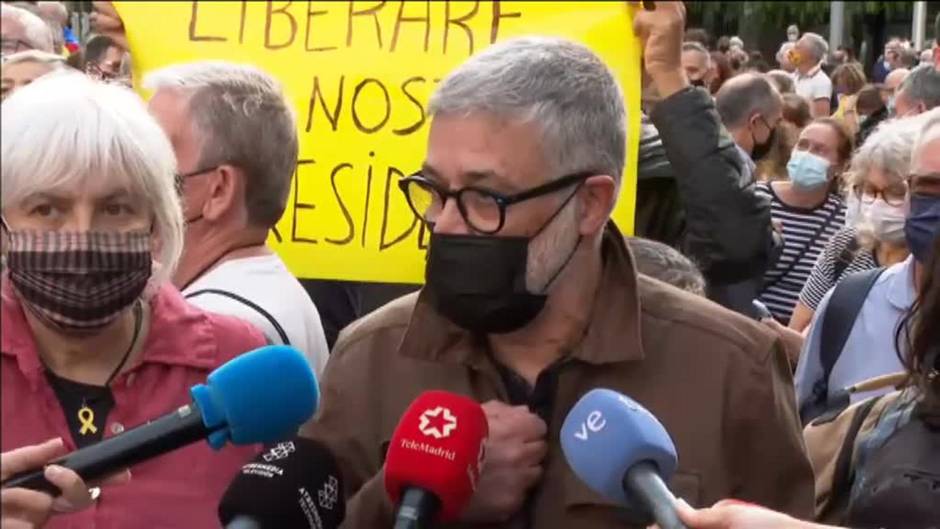 Cientos de manifestantes protestan frente al consulado italiano en Barcelona por la detención de Puigdemont