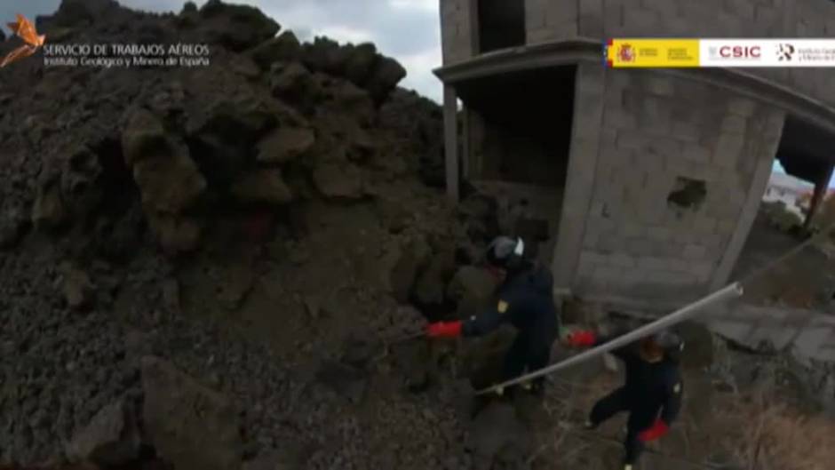 Los bomberos se tienen que retirar de Todoque por el aumento de las explosiones y la caída de cenizas