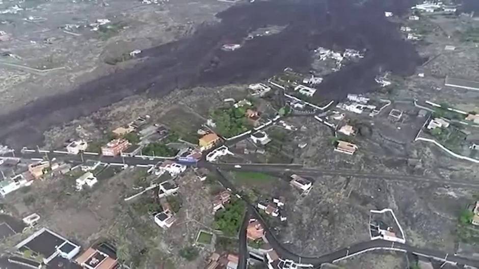 Vista aérea de la evolución de la colada de lava en La Palma