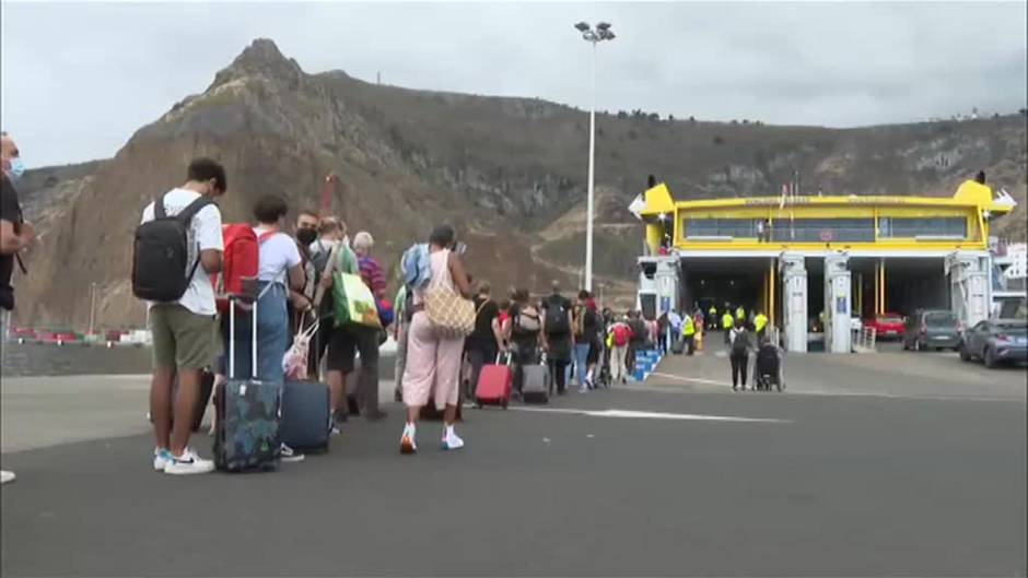 El aeropuerto de La Palma recupera su actividad tras 24 horas cerrado