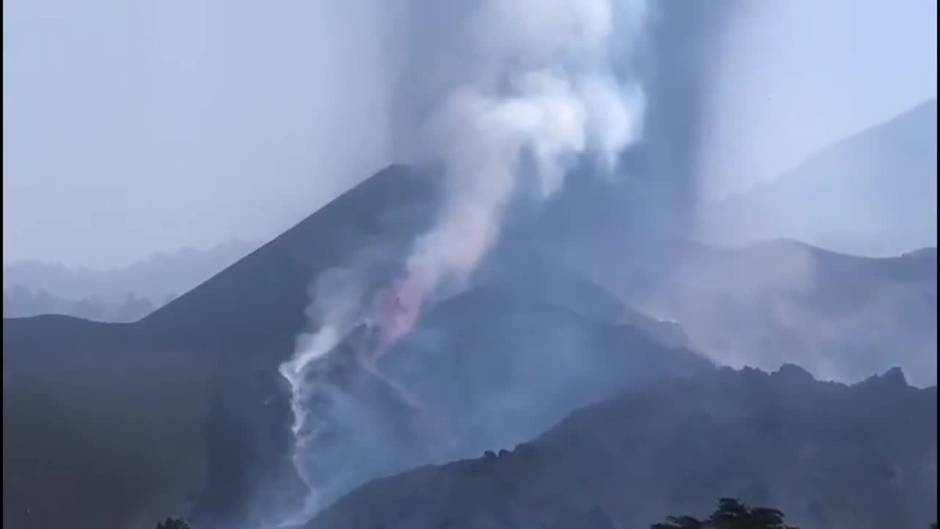 Fuertes explosiones en el volcán de Cumbre Vieja