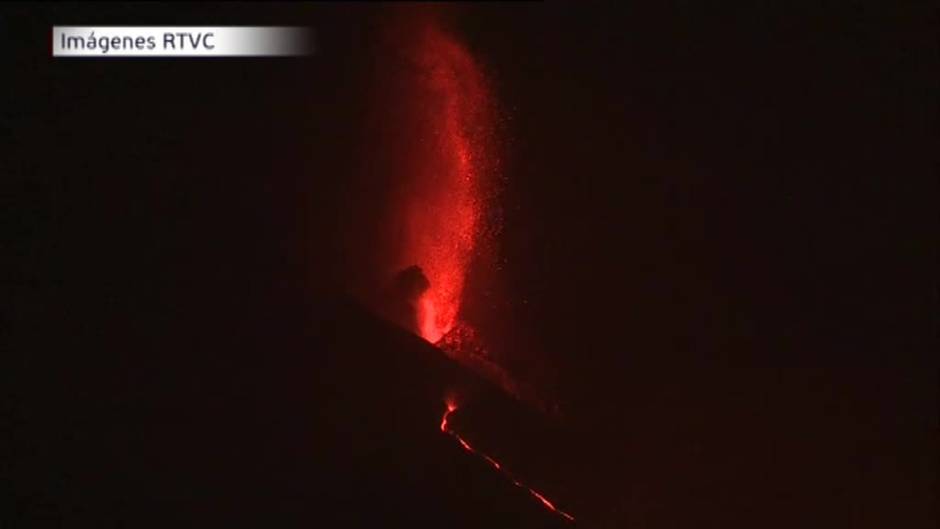 Evacuan 4 barrios de Tazacorte ante el avance de la lava hacia el mar