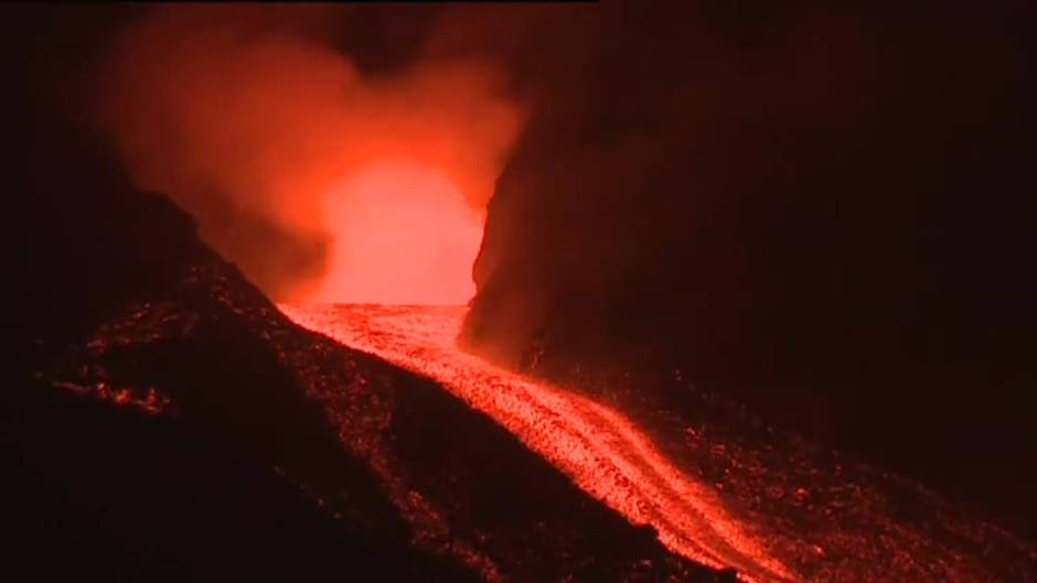 Noche intensa de lava que da un impulso a la bajada de la colada hacia el mar