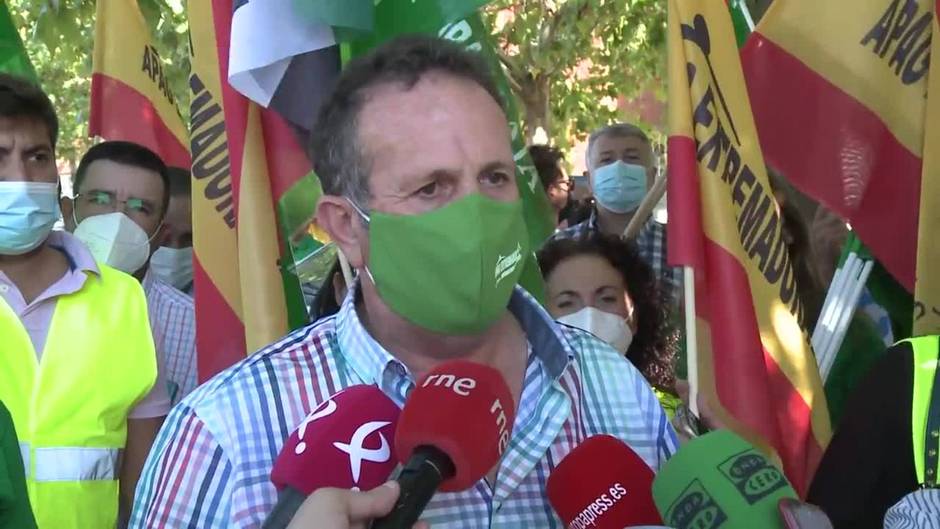 Agricultores piden con cencerros a Luis Planas una PAC "sin recortes"