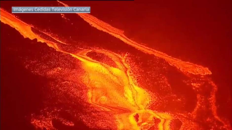 Más lava y más humo negro saliendo de la boca del volcan