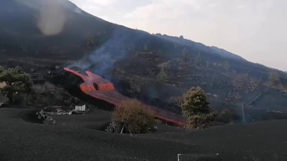 Se abre una nueva boca y brotan dos nuevas coladas en el volcán de La Palma