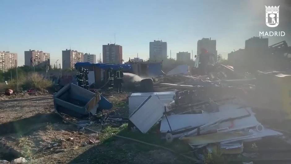 Arde una docena de chabolas en un incendio en la colonia Marconi en Madrid