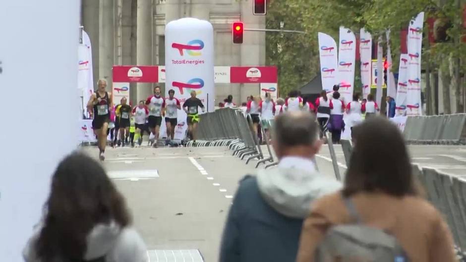 Corredores recorren la Castellana en la Milla Internacional de Madrid