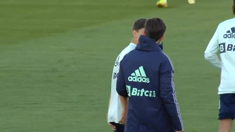 Primer entrenamiento de la selección con la mente puesta en Italia