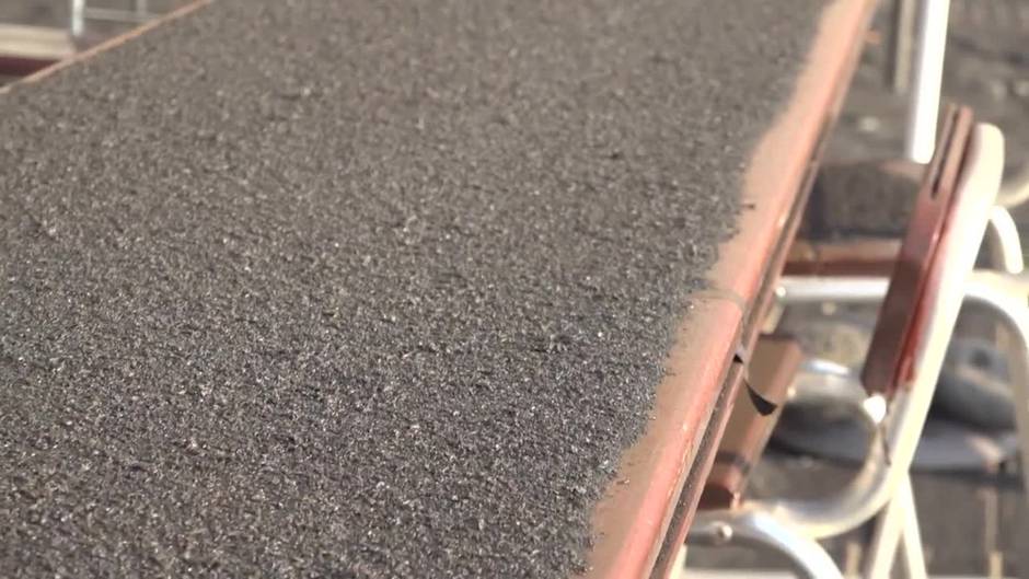 Las cenizas del volcán de La Palma se acumulan en los tejados