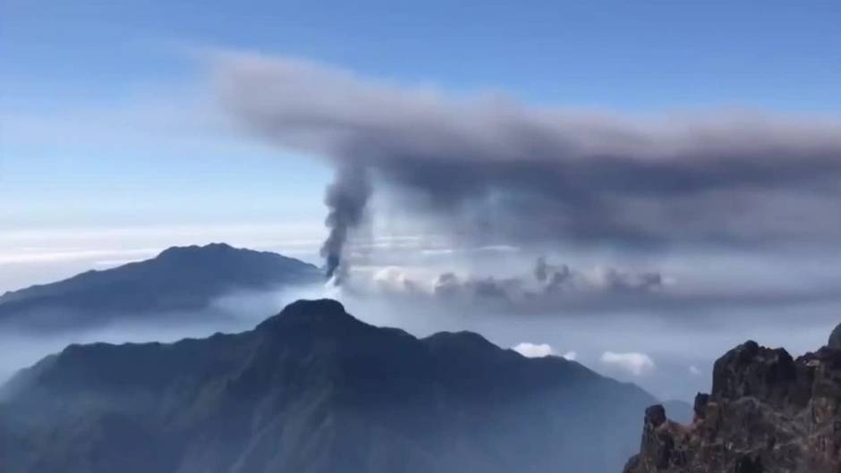 La acumulación de ceniza del volcán deja inoperativo el Aeropuerto de La Palma