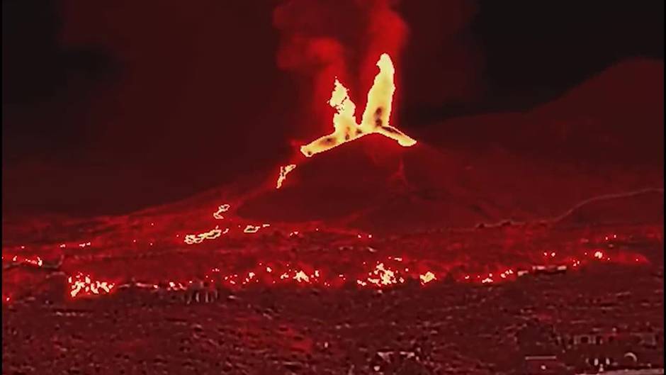 Vista del volcán y la lava por medio de una cámara termográfica