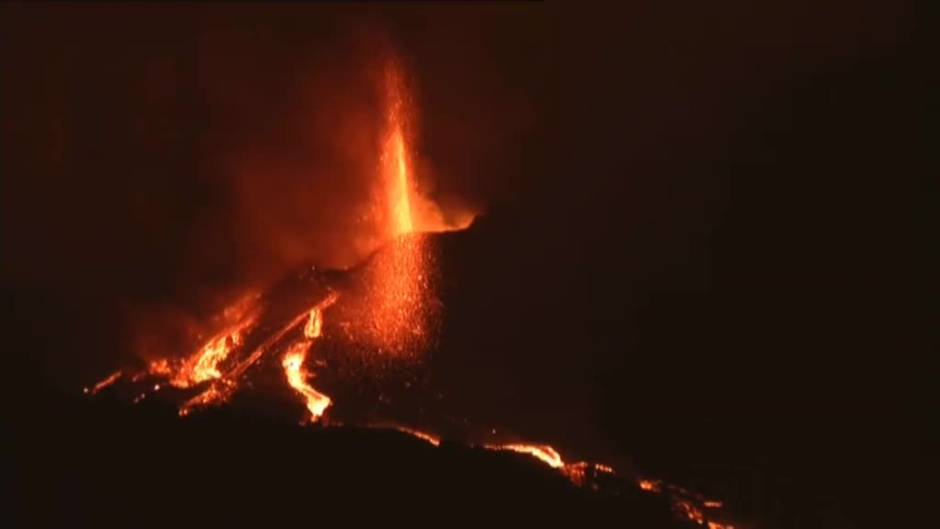 La nueva colada del volcán se encuentra a 300 metros del mar