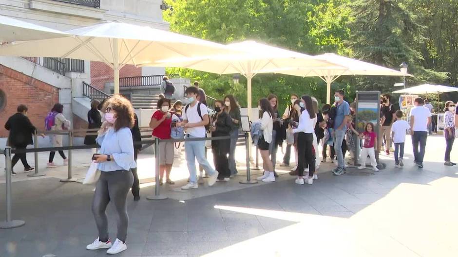 Notable afluencia de público en el Museo del Prado en el puente del Pilar