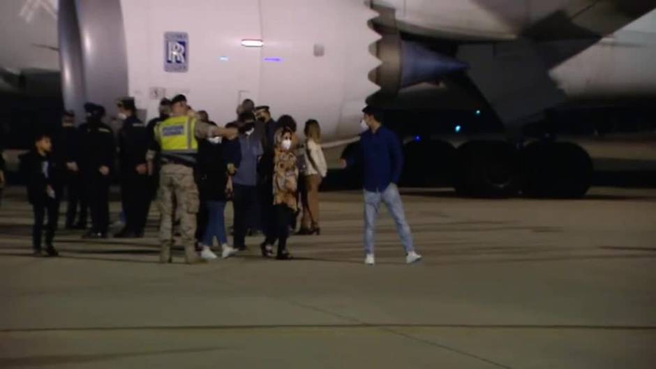 Llegan a España 160 afganos procedentes de Pakistán