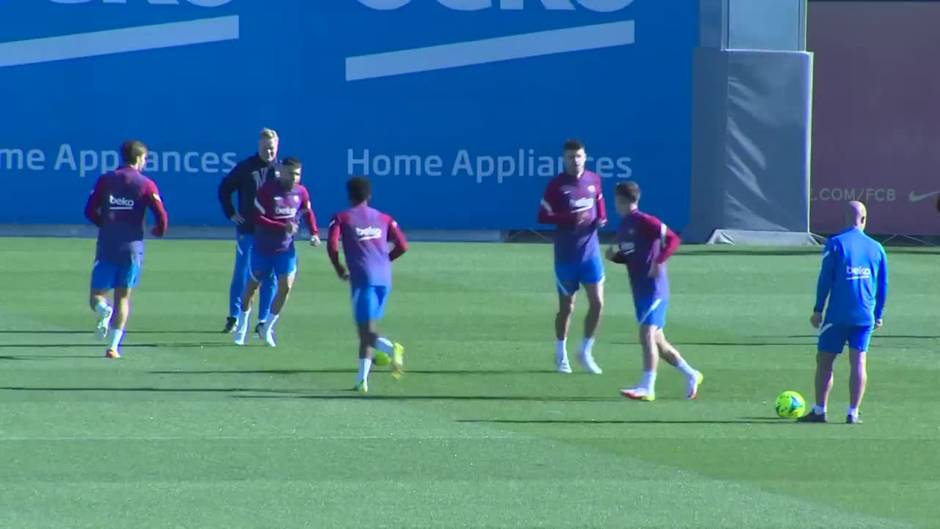 Jordi Alba se entrena con sus compañeros antes del Clásico ante el Real Madrid