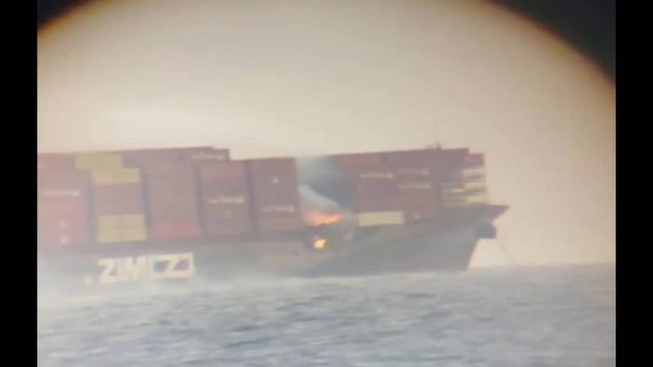 Incendio en un carguero portacontenedores en aguas de Canadá