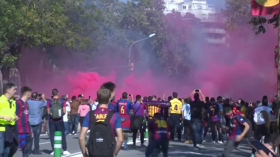 Gran ambiente en los aledaños del Camp Nou en la previa del Clásico