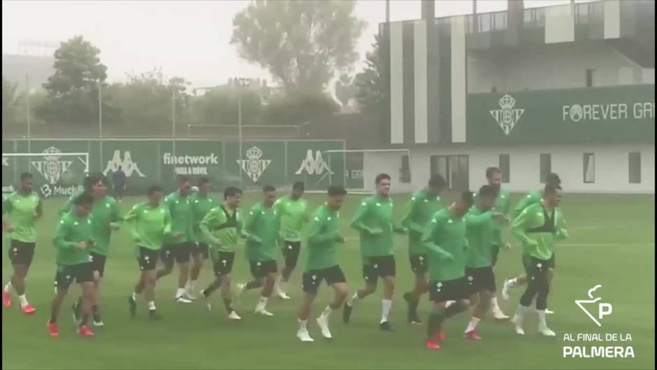 El Betis se ejercita bajo la lluvia sin Bellerín
