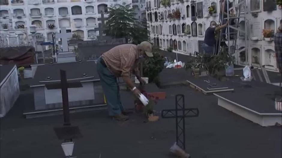 Los cementerios, también afectados por la ceniza volcánica y el avance de las coladas en La Palma