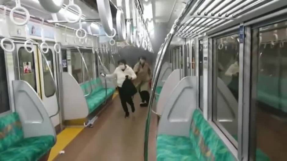 Un joven disfrazado del Joker con ácido y un cuchillo siembra el pánico en el metro de Tokio