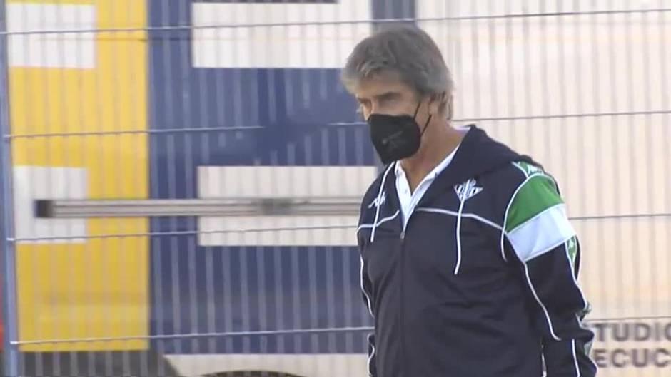 Caras largas de los jugadores del Betis tras la derrota en Alemania