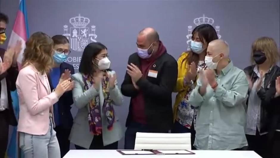 Sanidad vuelve a cubrir tratamientos de fertilidad para mujeres solteras, lesbianas, bisexuales y personas trans con capacidad gestante