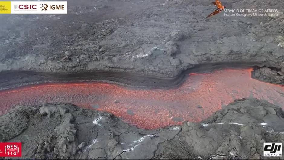 La nube de ceniza permanecerá orientada al suroeste y bajan los sismos