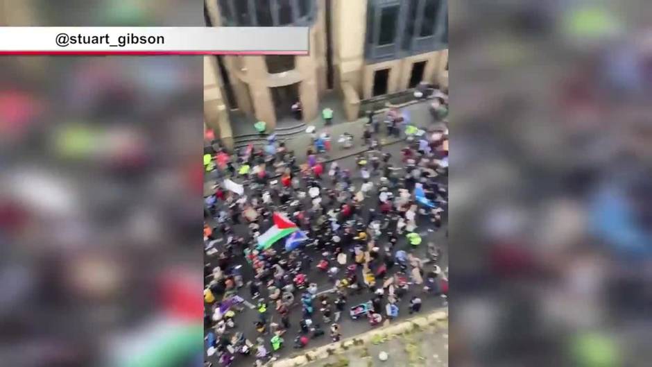 Miles de personas se manifiestan en Glasgow para exigir acciones climáticas