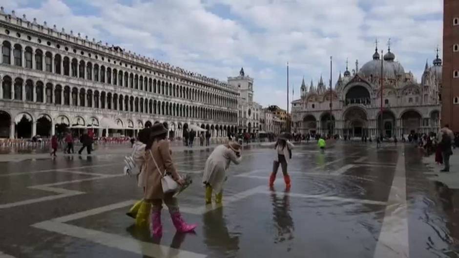 El "acqua alta" llena de agua la Plaza de San Marcos en Venecia