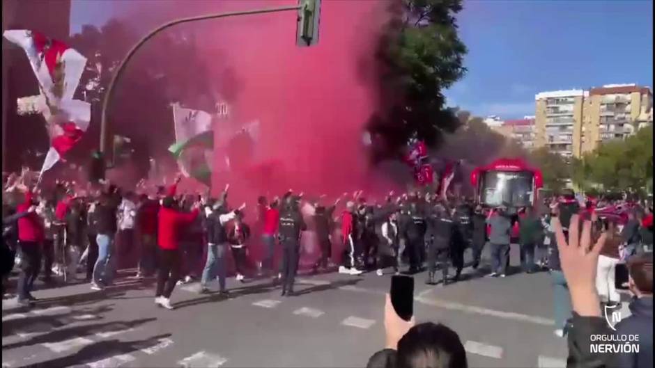 Los aficionados del Sevilla animan a su equipo antes del derbi