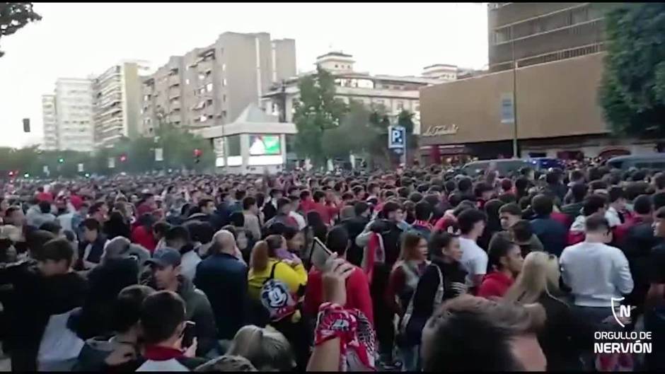 Espectacular ambiente en Nervión antes de la salida del Sevilla para el derbi