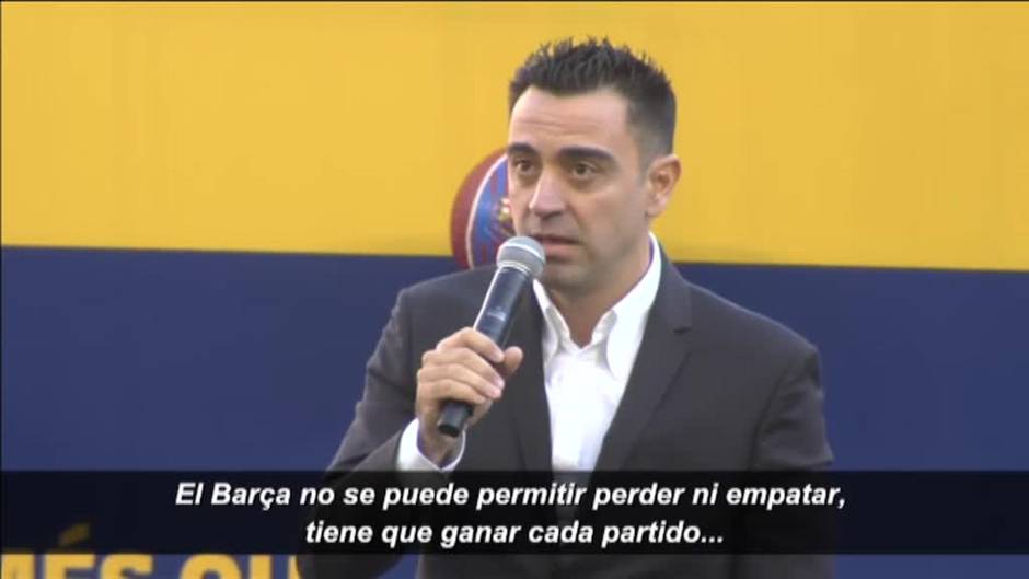 Decenas de aficionados dan la bienvenida a Xavi en el Camp Nou