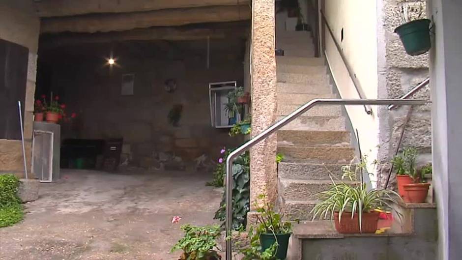 Una aldea de Ourense conserva en funcionamiento su cabina telefónica