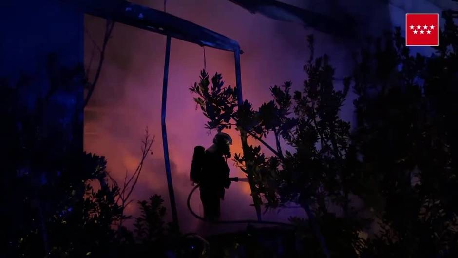 Bomberos controlan un incendio en un chalet unifamiliar de Pozuelo de Alarcón