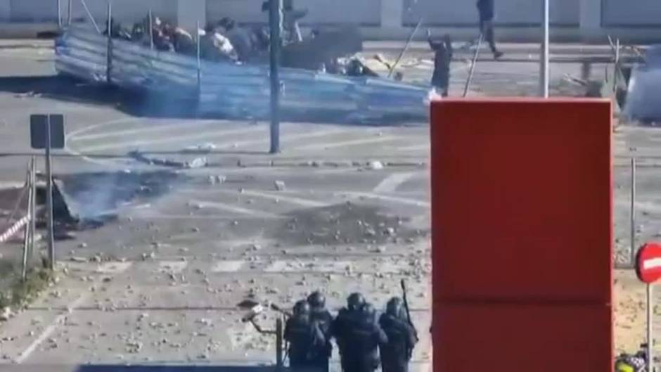 Piquetes y antidisturbios intercambian lanzamientos de piedras y pelotas de goma en las protestas de Navantia en Cádiz