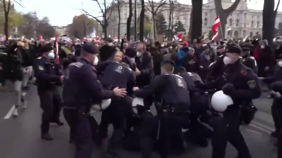 Miles de personas protestan en Viena contra las nuevas medidas para frenar el coronavirus
