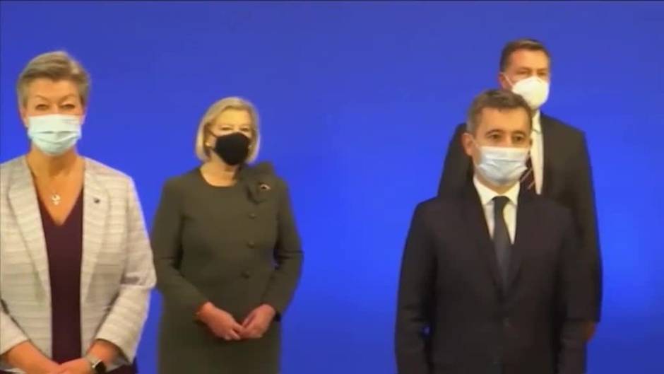 Cumbre en Calais por la crisis migratoria en el Canal de la Mancha